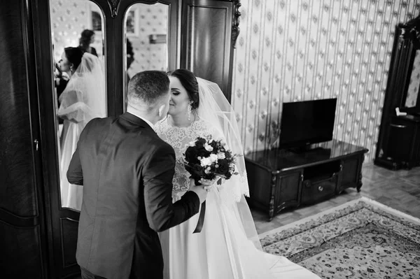 Pillanatban az első találkozó, a vőlegény és a menyasszony az esküvő napján. — Stock Fotó
