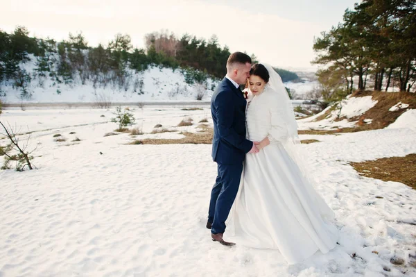 Amazing young wedding couple in love at winter frost and sunny d — Stock Photo, Image