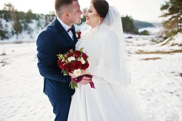 Verbazende jonge bruidspaar verliefd op winter frost en zonnige d — Stockfoto