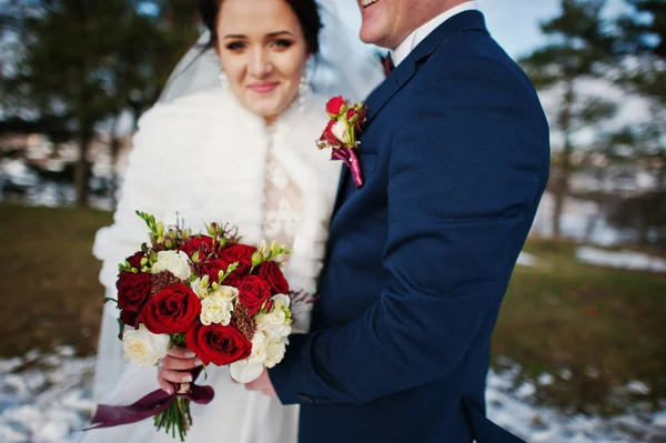 Close up de incrível jovem casal de casamento apaixonado na geada de inverno — Fotografia de Stock