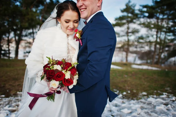 Close up van verbazende jonge bruidspaar verliefd op winter frost — Stockfoto