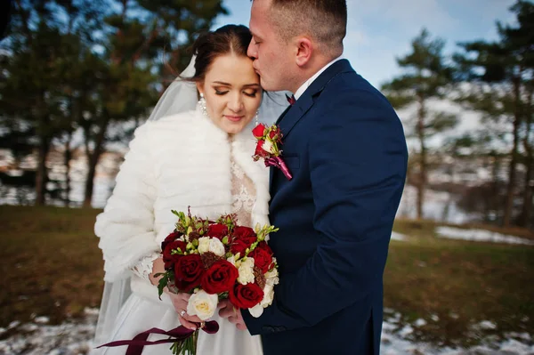 Close up van verbazende jonge bruidspaar verliefd op winter frost — Stockfoto