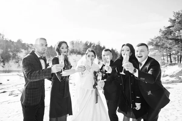 Melhor homem com damas de honra e recém-casados bebendo champanhe no fr — Fotografia de Stock