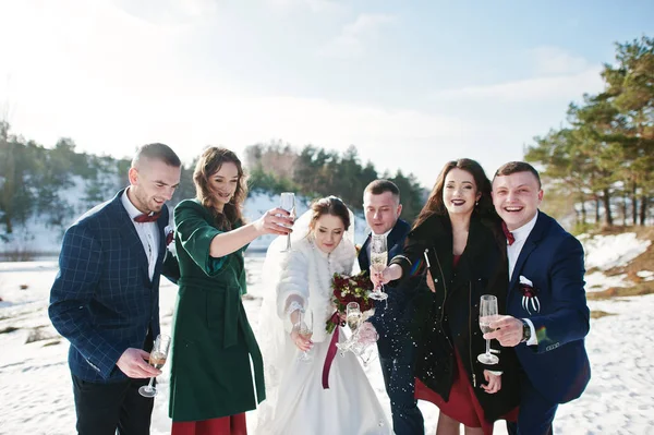 Nejlepší muž s družičky a novomanželé pití šampaňského na fr — Stock fotografie