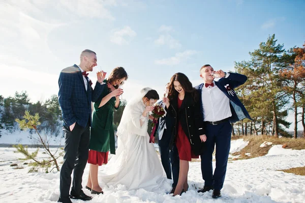 Mejor hombre con damas de honor y recién casados bebiendo champán en fr — Foto de Stock