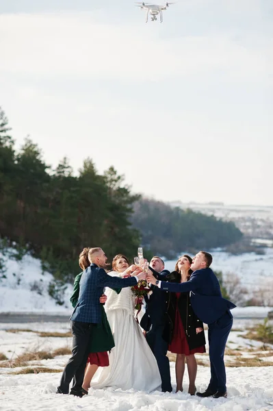 伴郎与伴娘和新婚夫妇在 fr 喝香槟 — 图库照片