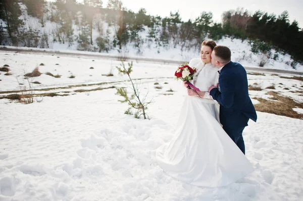 Amazing young wedding couple in love at winter frost and sunny d — Stock Photo, Image
