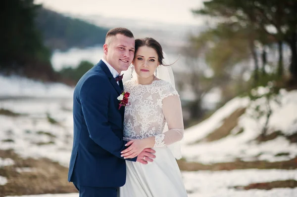 Primer plano de pareja de boda joven increíble en el amor en las heladas de invierno —  Fotos de Stock