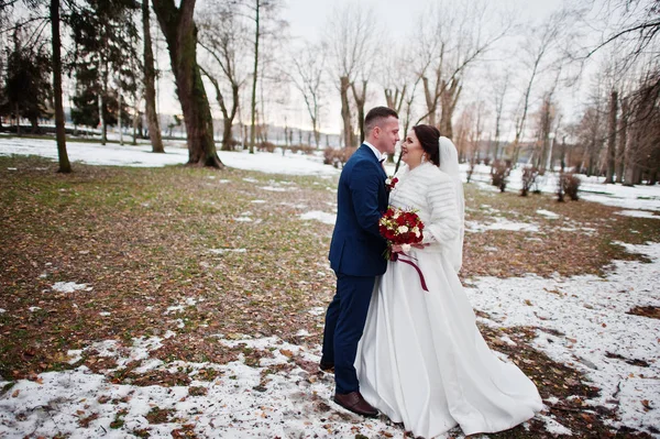 Mooie jonge bruidspaar verliefd op vorst winterdag. — Stockfoto