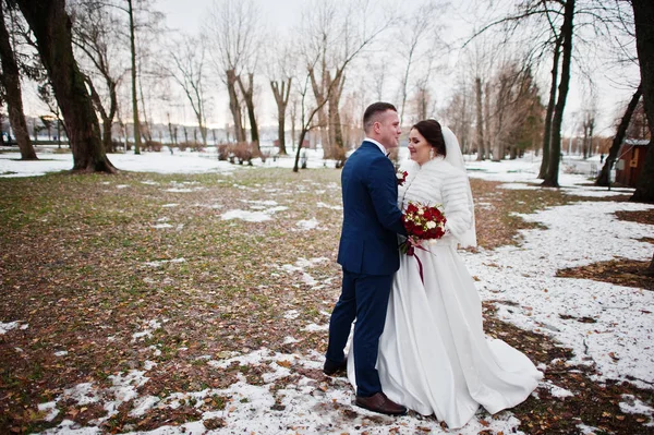 Szép fiatal esküvői pár a szerelem a téli fagy nap. — Stock Fotó