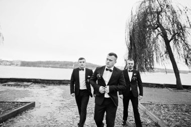 Damat en soğuk kış düğün gününde mans. Siyah ve beyaz