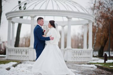 Şehvetli Düğün çifti, col sütunlarla Beyaz kemer arka plan