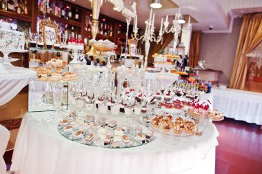 Düğün Resepsiyon Masa üzerinde farklı lezzetli kek.