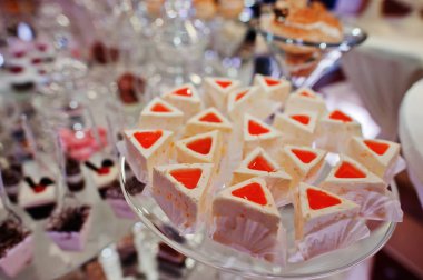 Düğün Resepsiyon Masa üzerinde farklı lezzetli kek.