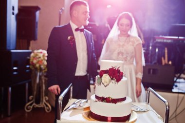 Çift düğün düğün pastası kırmızı gül ve şerit kesme