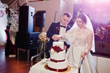 Çift düğün düğün pastası kırmızı gül ve şerit kesme