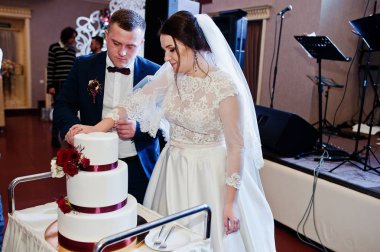 Çift düğün düğün pastası kırmızı gül ve şerit kesme