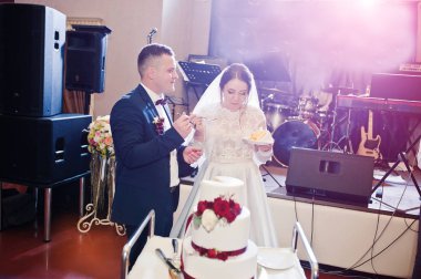 Çift düğün düğün pastası kırmızı gül ve şerit kesme