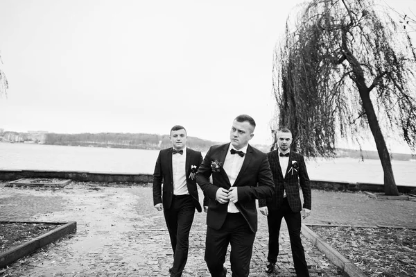 Damat en soğuk kış düğün gününde mans. Siyah ve beyaz