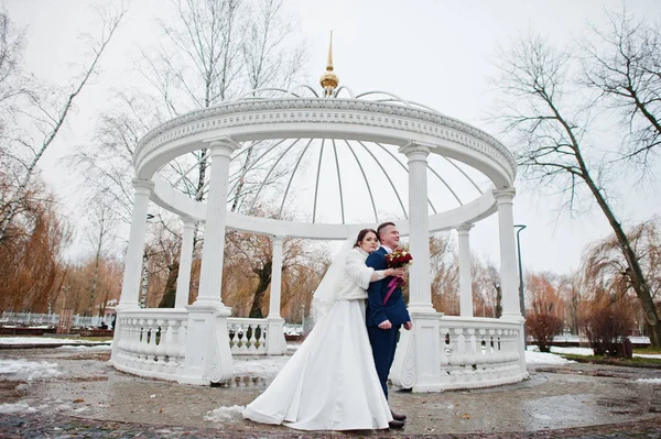 Sinnliches Hochzeitspaar Hintergrund weißer Bogen mit Säulen am Sattel — Stockfoto