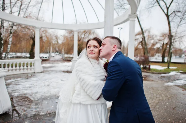 Smyslné svatební pár na pozadí bílého oblouku s sloupce za sloupec — Stock fotografie