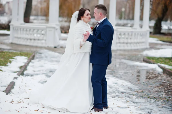 Érzéki esküvő házaspár háttér fehér arch oszlopokkal: col — Stock Fotó