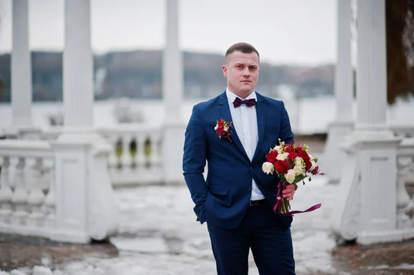 Portrét stylové a podsaditý muž ženicha v den svatby zimní. — Stock fotografie
