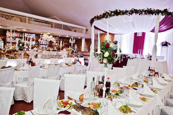 Fehér székek és asztalok, esküvői küldetések. — Stock Fotó