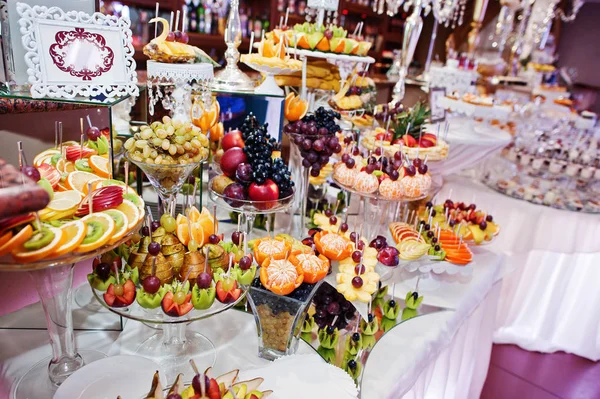 Diferentes frutas deliciosas en la mesa de recepción de boda . — Foto de Stock