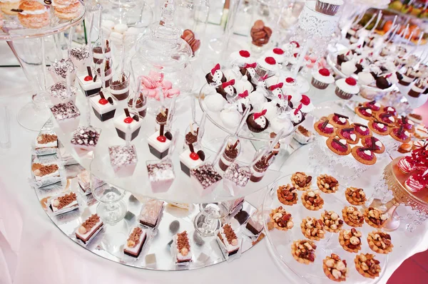 Olika läckra kakor på bröllop mottagning bord. — Stockfoto
