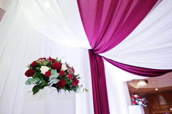 Flores de casamento de rosas brancas e vermelhas na mesa de recém-casados . — Fotografia de Stock