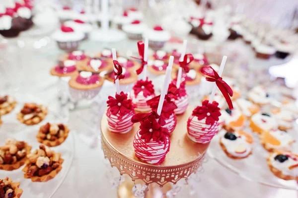 Kue lezat yang berbeda di meja resepsi pernikahan . — Stok Foto