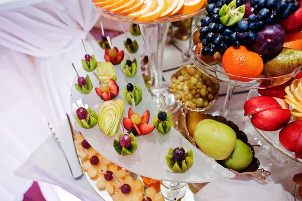 Diferentes frutas deliciosas en la mesa de recepción de boda . —  Fotos de Stock