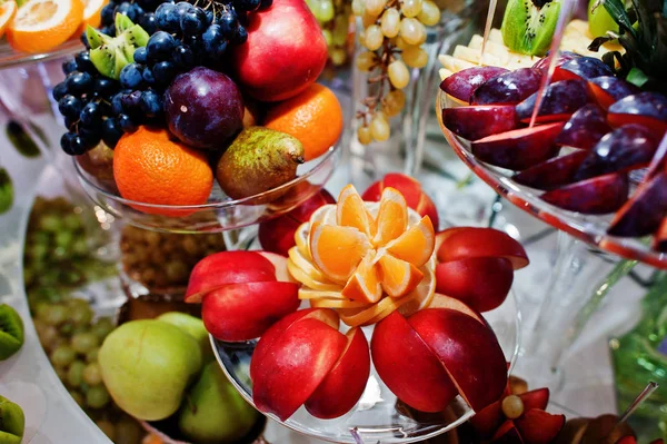 Frutas deliciosas diferentes na mesa de recepção do casamento . — Fotografia de Stock