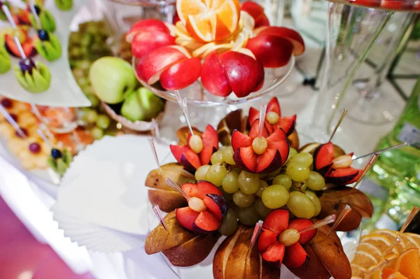 Diferentes frutas deliciosas en la mesa de recepción de boda . —  Fotos de Stock