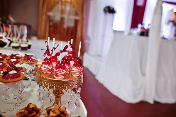 Diferentes pasteles deliciosos en la mesa de recepción de boda . —  Fotos de Stock