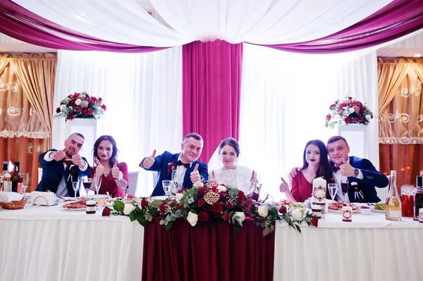 최고의 웨딩 커플 망 및 신부 들러리 테이블에 앉아 있는 — 스톡 사진