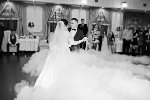 Primeira dança de casamento de recém-casados em fumaça pesada . — Fotografia de Stock