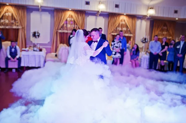 First wedding dance of newlyweds on heavy smoke. — Stock Photo, Image