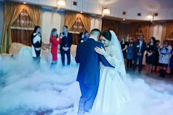 Erster Hochzeitstanz der Frischvermählten auf dichtem Rauch. — Stockfoto