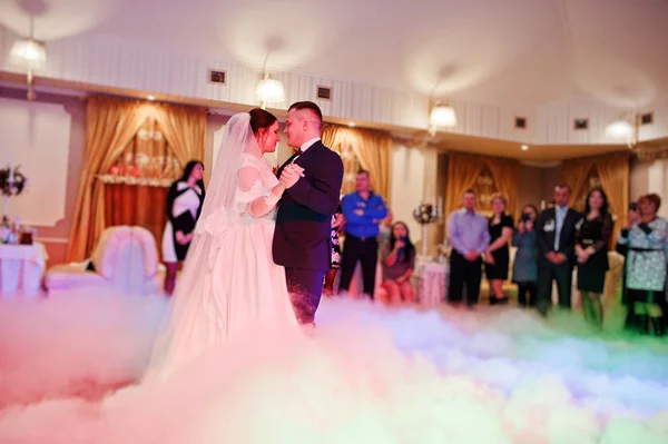 Première danse de mariage de jeunes mariés sur la fumée lourde . — Photo