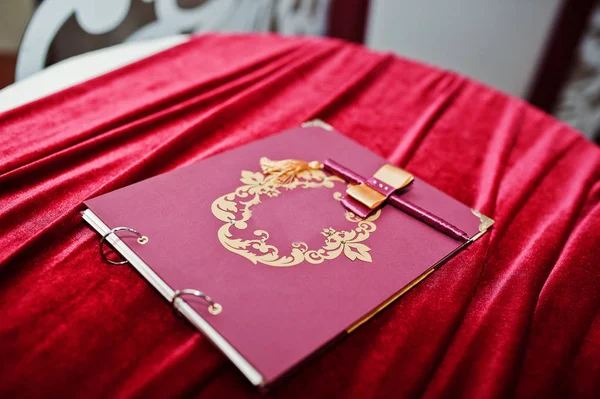 Červená Návštěvní kniha na hedvábí stůl na svatební party — Stock fotografie