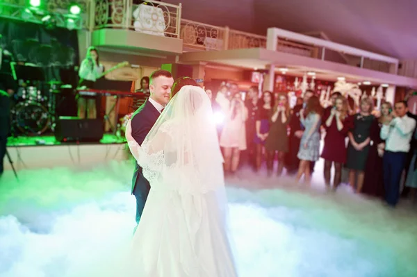 First wedding dance of newlyweds on heavy smoke. — Stock Photo, Image