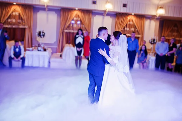 First wedding dance of newlyweds on heavy smoke. — Stock Photo, Image