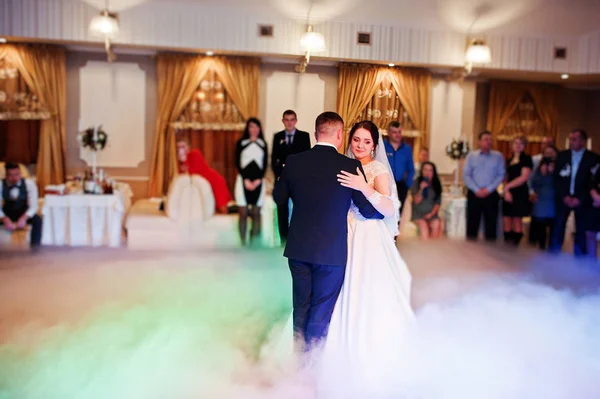 First wedding dance of newlyweds on heavy smoke. — Stock Photo, Image