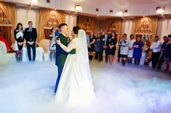 Yeni evliler ilk düğün dansı ağır duman. — Stok fotoğraf