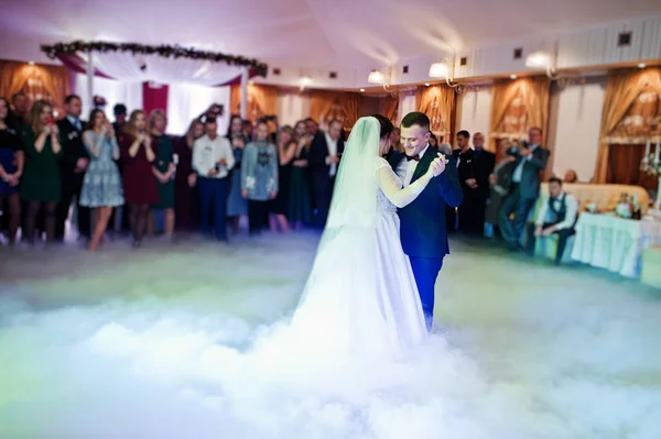 Első esküvői tánc újak a nehéz füst. — Stock Fotó