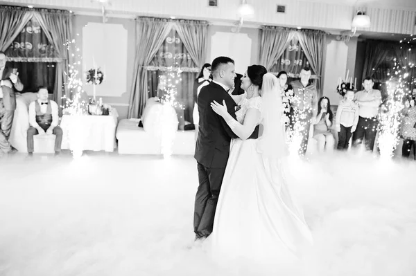 Pierwszy taniec weselny nowożeńcy na ciężkiego dymu i fajerwerki. — Zdjęcie stockowe
