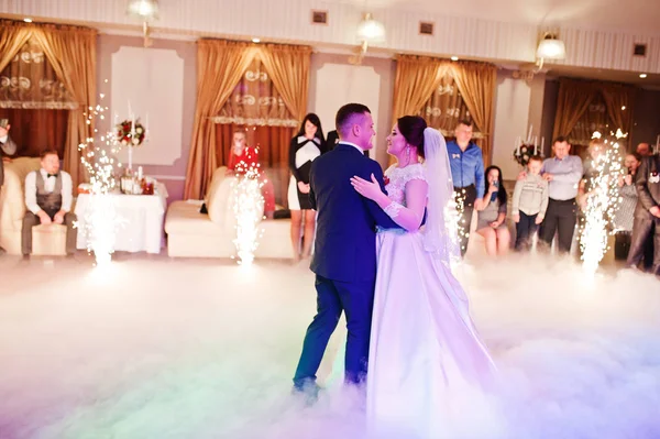 Primeira dança de casamento de recém-casados em fumaça pesada e fogos de artifício . — Fotografia de Stock