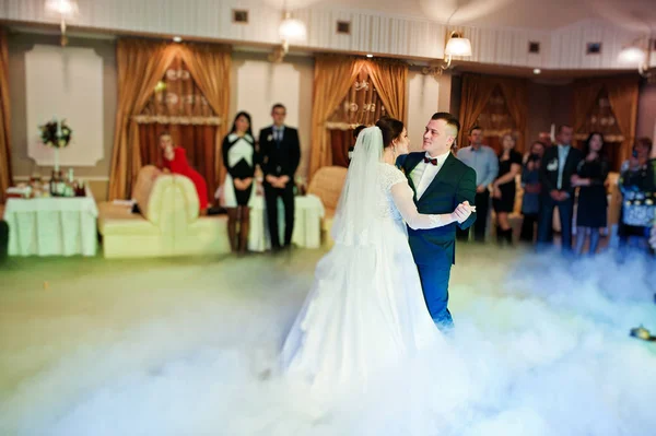 First wedding dance of newlyweds on heavy smoke. — Stock Photo, Image